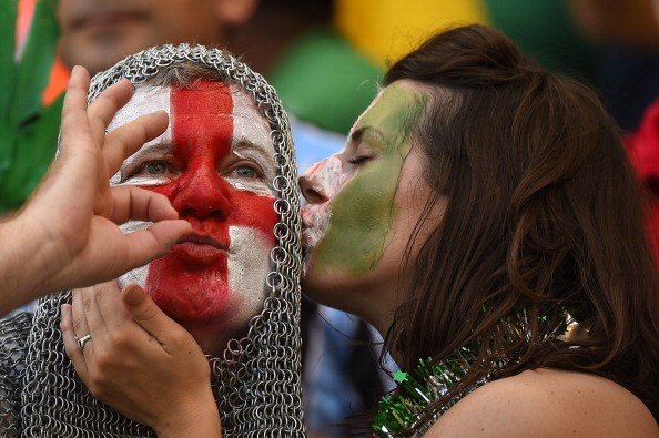 Nụ hôn của CĐV Anh, Italy khi cả 2 đội này đều phải nói lời chia tay World Cup từ vòng bảng.