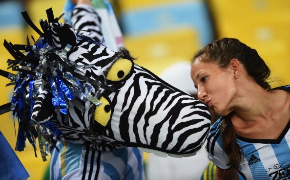 CĐV Argentina với hình nộm ngựa vằn trao nụ hôn nóng bỏng tới fan nữ.