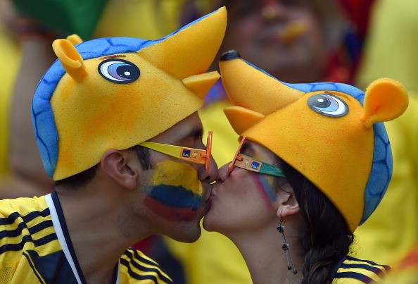 Cặp đôi Colombia hạnh phúc với thành tích 3 trận toàn thắng của đội nhà tại vòng bảng.