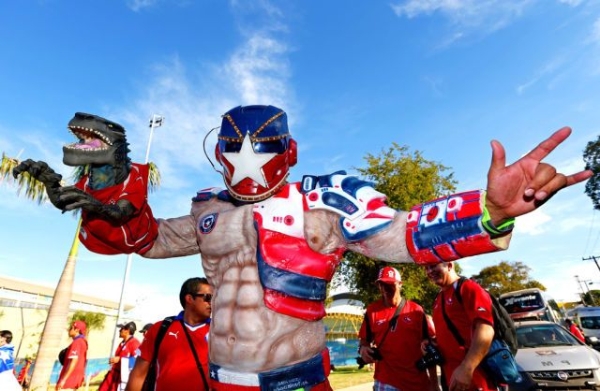 CĐV Chile lại hóa tranh cánh tay của mình thành quái vật Godzilla.