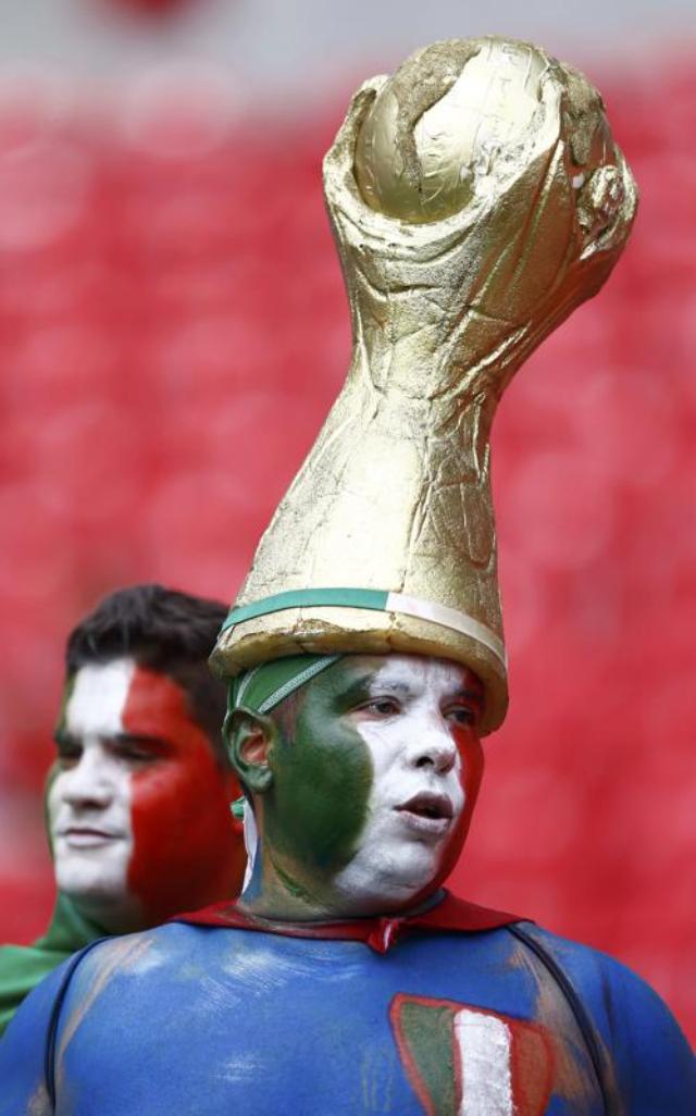 Chiếc mũ hình cup vàng đặc trưng của World Cup được người hâm mộ Italy đội cổ vũ các cầu thủ nước nhà.