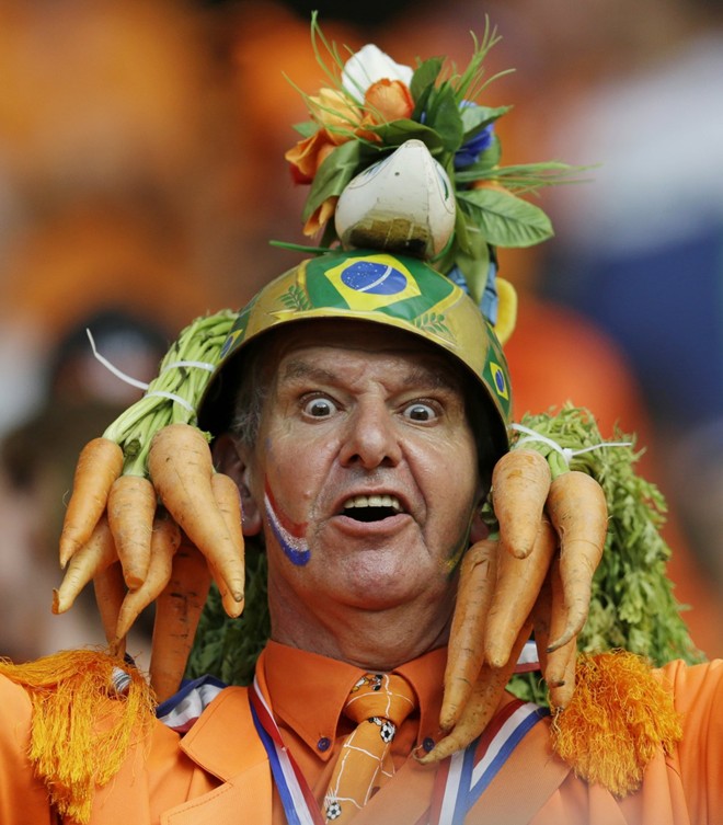 Với CĐV Hà Lan này, "cơn lốc màu da cam" thôi là chưa đủ, ông còn cần thêm những củ cà rốt để ủng hộ đội nhà.