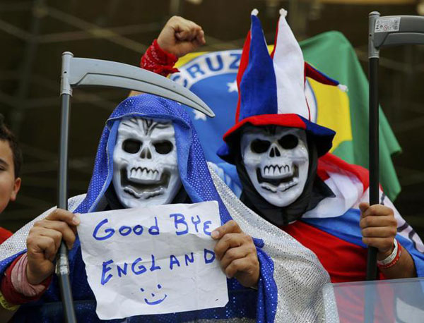 CĐV của Costa Rica hóa trang thành Thần Chết nói lời “chào tạm biệt” đội tuyển Anh