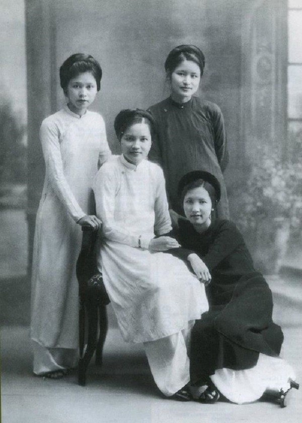 Bức ảnh chụp "Tứ đại mỹ nhân" nức danh Hà Nội một thời, cô Síu Cột Cờ, cô Phượng Hàng Ngang, cô Nga Hàng Gai và cô Bính Hàng Đẫy.