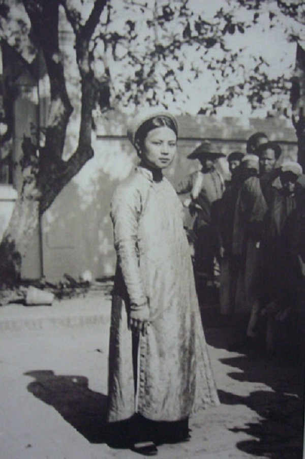 Hình ảnh phụ nữ Việt xưa thướt tha trong tà áo dài truyền thống...