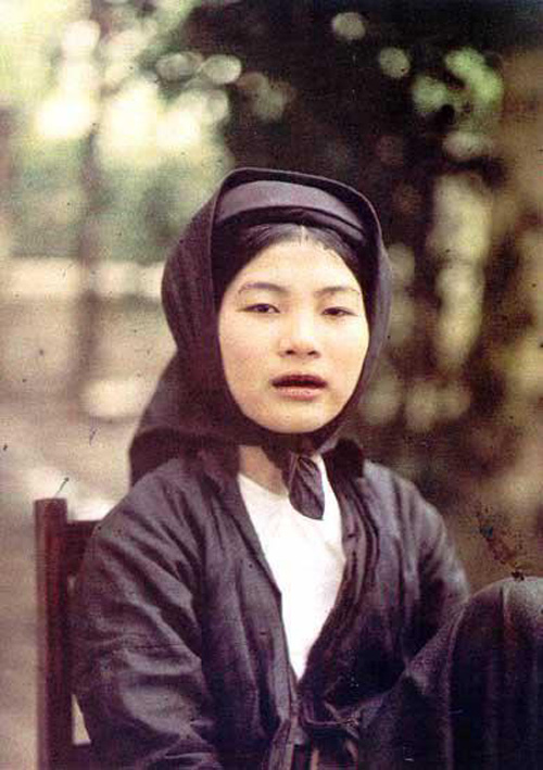 Ảnh chụp thiếu nữ Hà Thành nhuộm răng đen năm 1915. Hàm răng đen nhánh là thước đo vẻ đẹp của người phụ nữ Việt một thời.