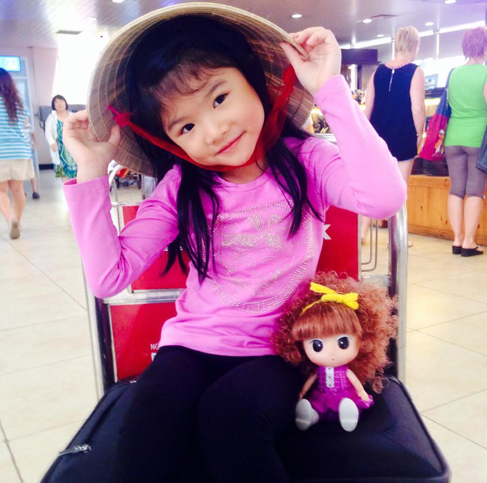 Bé Devon nhà Trương Ngọc Ánh, điệu đà với nón lá tại sân bay sau chuyến đi công tác tại Đà Nẵng cùng mẹ.
