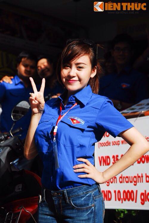 Bà Tưng mặc áo xanh tình nguyện, nhiệt tình phát cơm cho các sĩ tử mùa thi đến tận khuya tại TP.HCM.