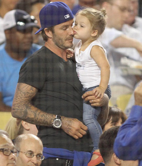 Nụ hôn bố David Beckham có vẻ hơi miễn cưỡng!