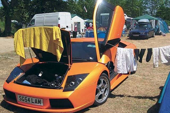 Siêu xe Lamborghini - móc áo trị giá cả trăm ngàn USD