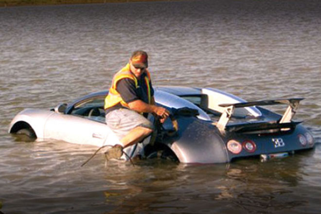 Siêu xe Bugatti Veyron trị giá triệu đô bơi hồ