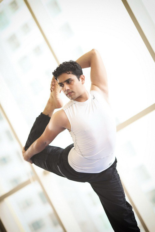 Là một master Yoga với 23 năm kinh nghiệm được nhiều người yêu mến, anh Praveen Kumar Verma còn truyền cảm hứng tập luyện cho cậu con trai.
