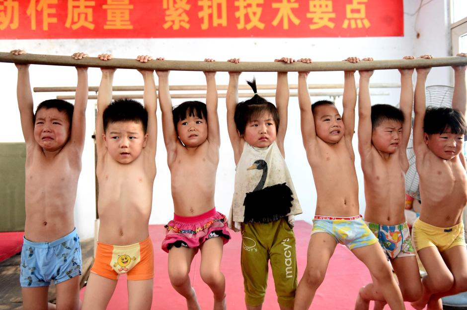 Những đứa trẻ Trung Quốc khóc trong đau đớn khi thực hiện những bài tập tại một trung tập thể dụng dụng cụ ở thành phố Bạc Châu.