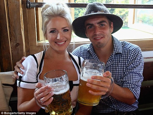 Đội trưởng Philipp Lahm cùng vợ yêu Claudia trong lễ hội bia Oktoberfest.