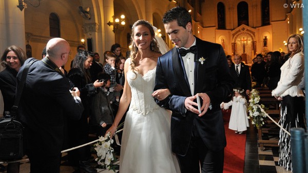 Fernando Gago cùng vợ Gisela Dulko rạng rỡ trong ngày cưới. Gisela từng là một tay vợt chuyên nghiệp.