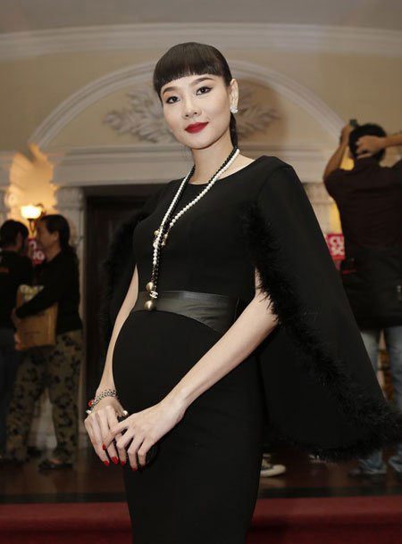 Cựu người mẫu Yến Ngọc viên mãn, hạnh phúc trong bộ váy hoa khoe bụng bầu 4 tháng được đăng tải trên mạng.