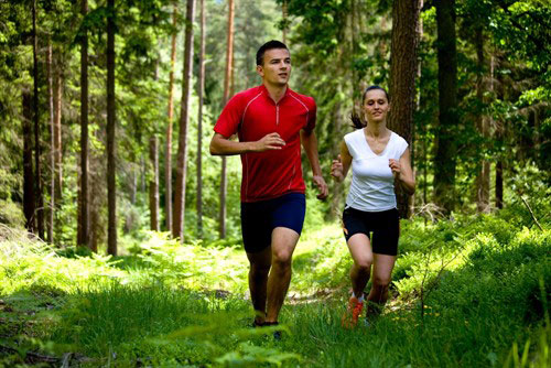 Tập thể dục quá mức. Tập thể dục rất tốt cho cơ thể nhưng bạn chỉ nên luyện tập với cường độ phù hợp với tình trạng sức khỏe hiện có.Theo các nhà nghiên cứu, những vận động viên chạy marathon và đạp xe đạp đường dài gặp rủi ro hư hại lâu dài về tim mạch và rủi ro cao hơn nữa có thể là nhồi máu cơ tim sau hai năm tham gia cuộc đua. Những môn thể thao tập luyện sức chịu đựng liên kết với việc tăng rủi ro gấp năm lần bệnh rung tâm nhĩ, một căn bệnh đòi hỏi chữa trị cẩn thận và có thể tử vong.