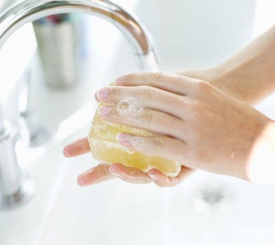 Rửa tay với xà phòng chống khuẩn thường xuyên. Thói quen vệ sinh tay là rất tốt. Tuy nhiên, nếu thường xuyên rửa tay bằng xà phòng các loại vi khuẩn cũng có thể thích ứng với các thành phần kháng khuẩn trong xà phòng và dần dần chúng sẽ có khả năng kháng lại các thành phần đó. Ngoài ra, bạn cần biết sử dụng xà phòng liên tục  sẽ làm mất nước cho da khiến cho làn da tay bạn bị khô và thô ráp.