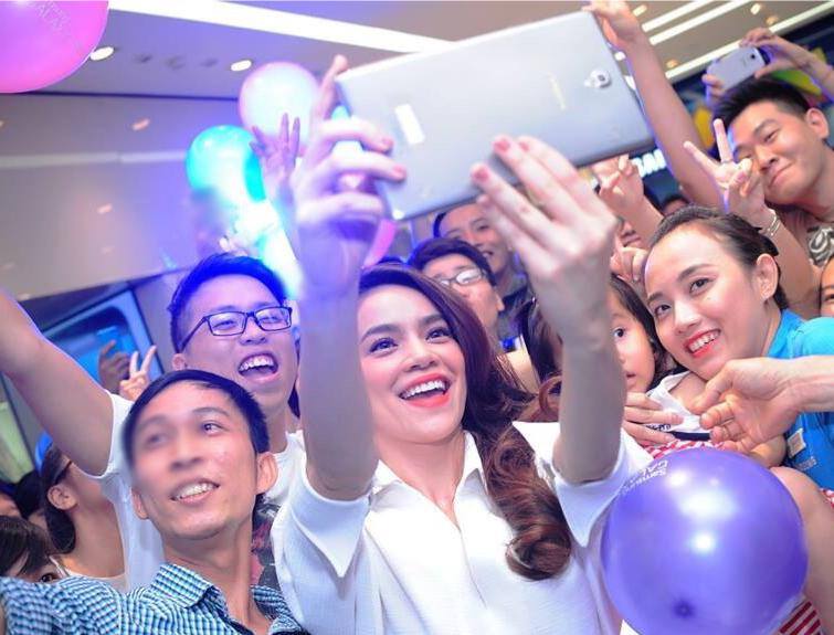 Hồ Ngọc Hà vui vẻ chụp ảnh cùng fan trong buổi giao lưu giới thiệu Samsung Galaxy Tab S.