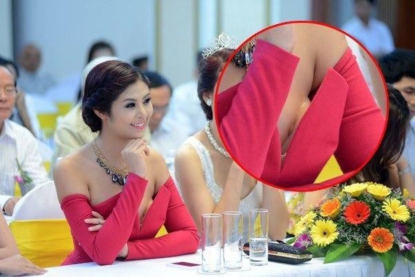 Chiếc váy với phần ngực quá rộng so với số đo vòng 1 đã mang lại sự cố lộ hàng để đời cho Hoa hậu Ngọc Hân.