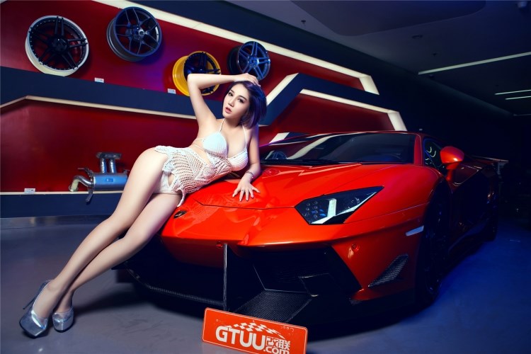 Hãng xe Gtuu tiếp tục cho ra mắt dòng sản phẩm độ mới chiếc Lamborghini LP700 trong buổi chụp hình cũng chân dài Trung Quốc Wang Erlin.