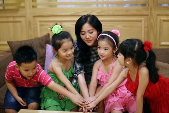 Văn Mai Hương khoe ảnh cùng các bé Đồ Rê Mí