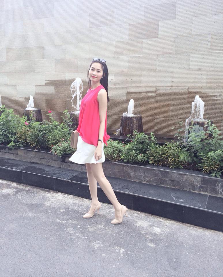 Hoa hậu Đặng Thu Thảo xinh xắn, dịu dàng trong áo hồng váy trắng: "Hôm nay cẩm hường"