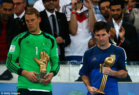 Messi (phải) buồn rầu nhận Quả bóng vàng World Cup cùng Neuer nhận Găng tay vàng.