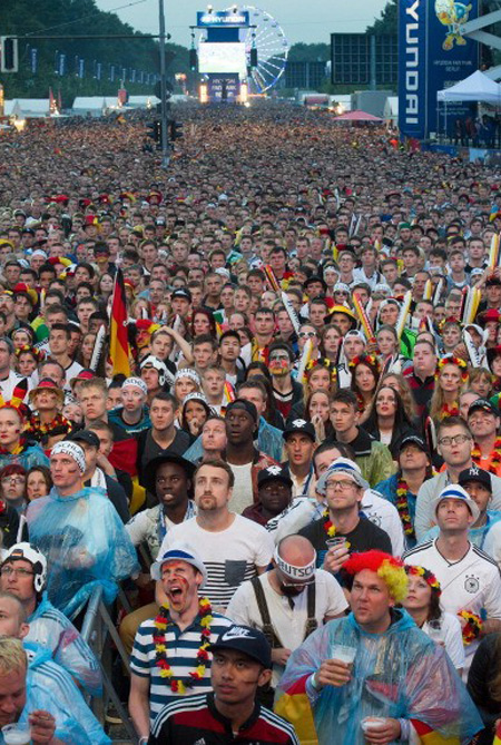 Hình ảnh người hâm mộ đội mưa, tập trung ở Fanmeile Brandenburg Gate xem Đức thi đấu trận chung kết.