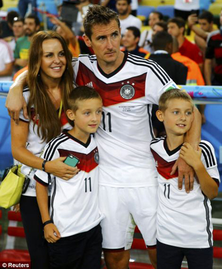 Miroslav Klose hạnh phúc bên cô vợ Sylwia Klose và 2 cậu con trai sinh đôi, Noah Klose và Luan.