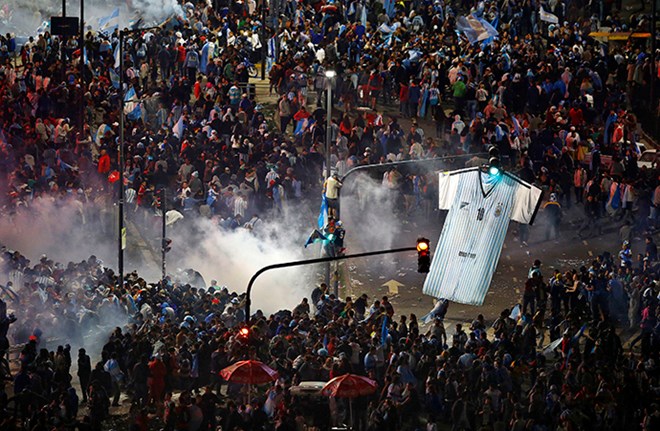Đối lập với cảnh ăn mừng chiến thắng của ĐT Đức là cảnh bạo loạn tại quảng trường trung tâm ở Buenos Aires, Argentina ngày 13/7/2014.