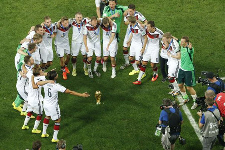 Màn ăn mừng đặc biệt của tuyển Đức: Các cầu thủ quây tròn nhảy múa bên danh hiệu cao quý.