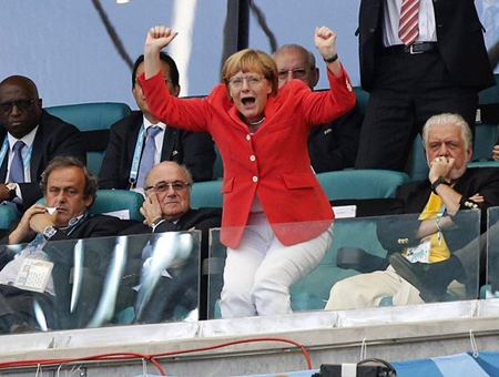 Động tác mừng chiến thắng của bà Angela Merkel sau khi cầu thủ Đức ghi bàn trong trận gặp Bồ Đào Nha.