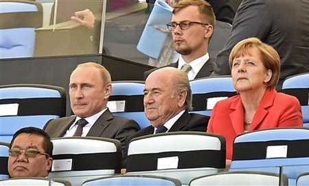 Tổng thống Nga Vladimir Putin (trái), Chủ tịch Liên đoàn Bóng đá thế giới (FIFA) Sepp Blatter (giữa) và bà Merkel theo dõi trận đấu cuối cùng của World Cup 2014.