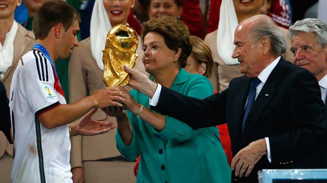 Đội trưởng Philipp Lahm của Đức nhận chiếc Cúp vàng World Cup từ Tổng thống Brazil Dilma Rousseff  và Chủ tịch FIFA Sepp Blatter.