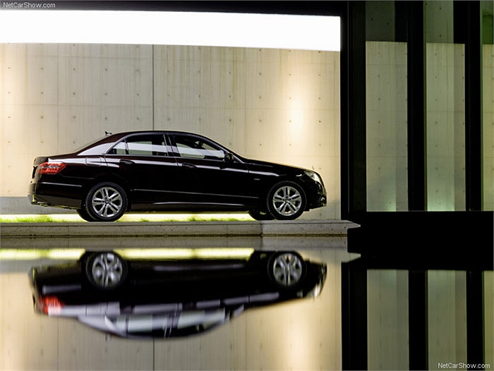 Hiện Hoàng Thùy Linh đang đi chiếc xe Mercedes E-class đời 2012, giá khoảng 2 tỷ.