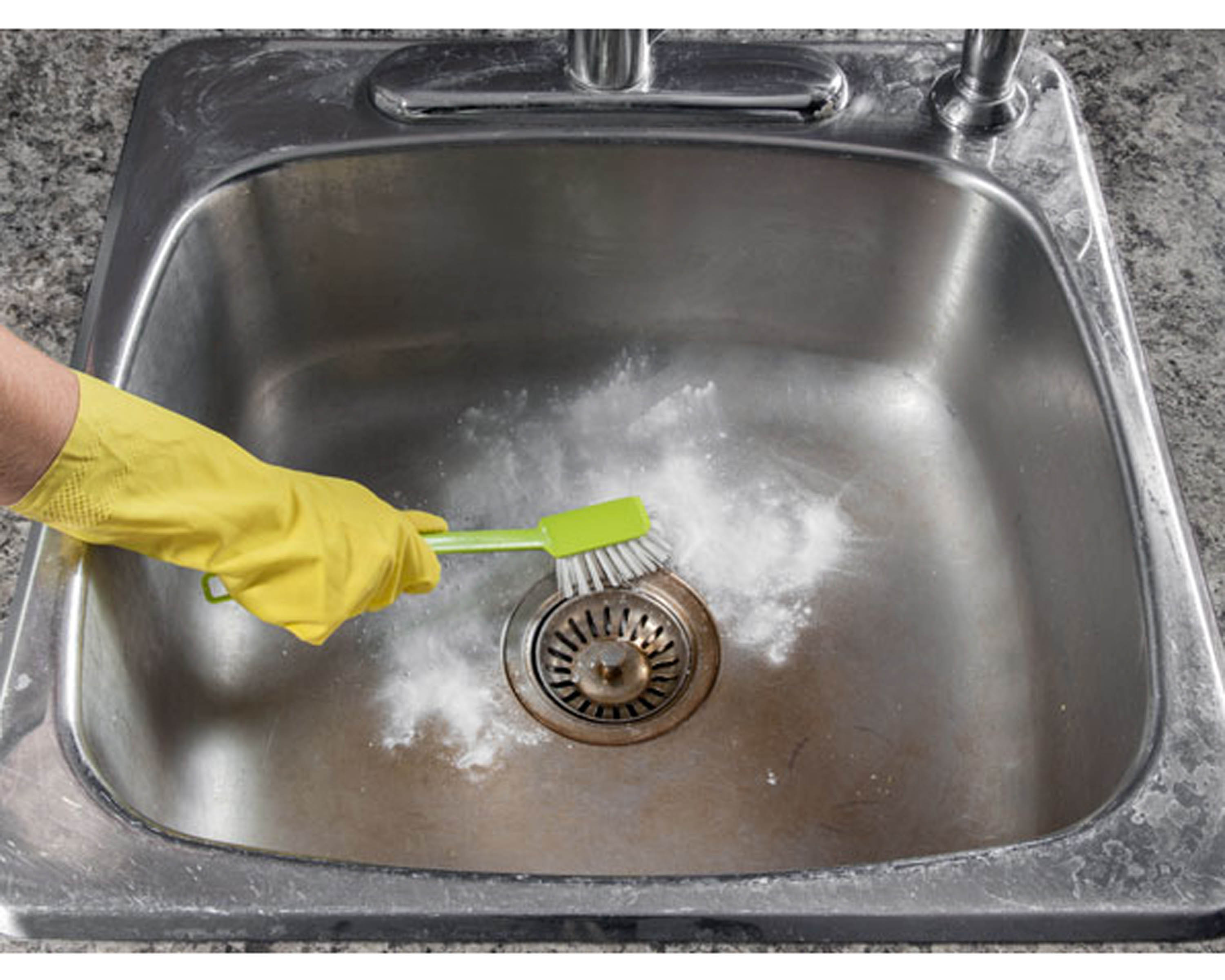 Bồn rửa nhà bếp. Bồn rửa nhà bếp là vị trí thứ hai chứa nhiều vi khuẩn trong nhà, và miếng rửa bát là số một. Vi khuẩn từ các thực phẩm chưa chế biến phát triển mạnh trong bồn rửa nhà bạn, vì vậy bạn phải làm sạch bồn rửa với chất tẩy rửa khử trùng mỗi ngày. Bạn cũng nên hấp miếng rửa bát trong lò vi sóng khoảng hai phút mỗi ngày để loại bỏ vi khuẩn gây hại ẩn chứa trong đó.