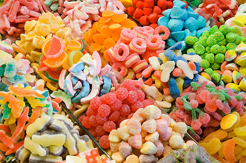 Đồ ngọt: các loại kẹo, kẹo cao su, kem và các loại đồ ngọt khác thường chứa các chất màu gây ố răng. Nếu lưỡi bạn xuất hiện các màu sắc sau khi ăn các thực phẩm này thì chắc chắn răng bạn cũng đang bị ảnh hưởng. Tuy nhiên, chỉ khi ăn thường xuyên, răng mới thực sự bị đổi màu.