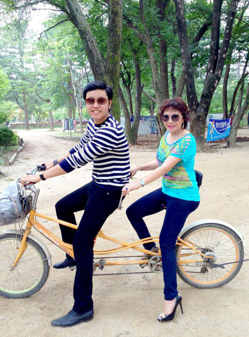 Hoàng Việt và "máy bay bà già" tỷ phú dạo chơi với xe đạp đôi.