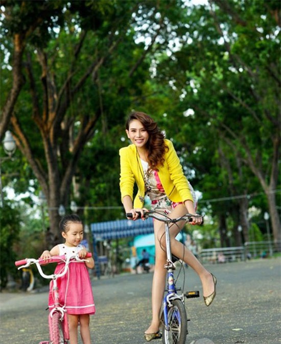 Hoàng Yến khoe chân dài thon gọn khi đạp xe trong công viên.