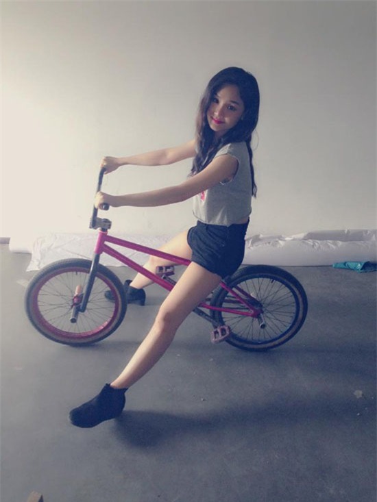 Miu Lê nhí nhảnh và đáng yêu trên chiếc xe đạp trẻ con.