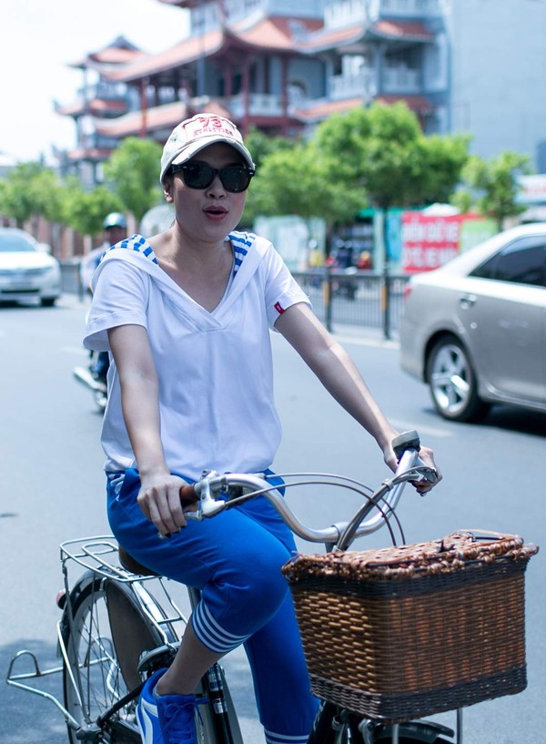 Ca sĩ Mỹ Tâm đi xe đạp giữa trời nắng nóng của Sài Gòn để đi gặp các fan.