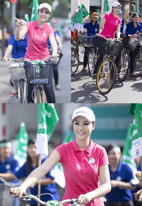 Mặc cho cái nóng oi bức của mùa hè, Hoa hậu Ngọc Hân vẫn cùng các tình nguyện viên tham gia hoạt động đạp xe nhằm hưởng ứng chương trình "24 giờ sống xanh".