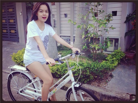 Phạm Quỳnh Anh ton-sur-ton với chiếc xe đạp màu trắng.