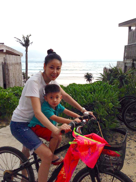 Hà Kiều Anh đi xe đạp đưa con trai đi dạo chơi khi 2 mẹ con nghỉ ở Phú Quốc.