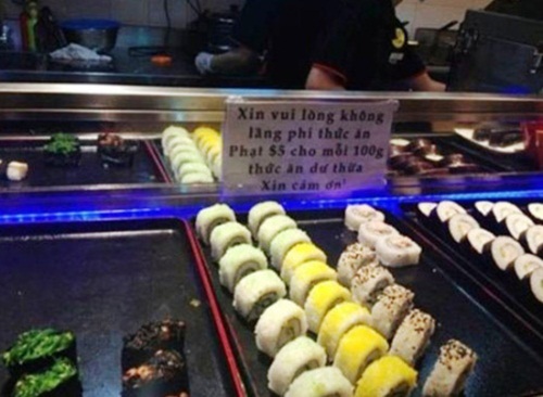 Bức ảnh tại một nhà hàng ở Singapore là minh chứng đáng buồn cho thói quen ăn uống thiếu văn minh của người Việt.