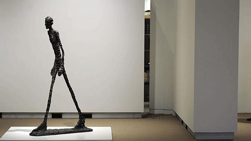 Tác phẩm điêu khắc đắt nhất là L’Homme qui marche giá 104,3 triệu USD. L’Homme qui marche đã trở thành tác phẩm điêu khắc được trả giá cao nhất từ trước đến nay.