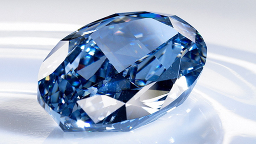Chiếc nhẫn đắt nhất là Chopard Blue Diamond giá 16,26 triệu USD. Chiếc nhẫn đắt tiền được gắn một viên kim cương xanh lớn hình bầu dục và quanh chiếc nhẫn là 18 carat vàng trắng cùng những viên kim cương.