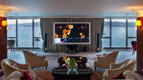 Phòng khách sạn đắt nhất là phòng Royal Penthouse Suite tại khách sạn President Wilson ở Geneva có giá 65,000 USD/đêm với 10 phòng ngủ và 7 nhà tắm.