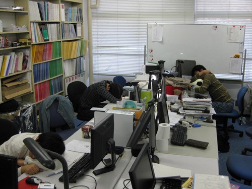 Hầu hết dân công sở đều ngủ trưa tại văn phòng.